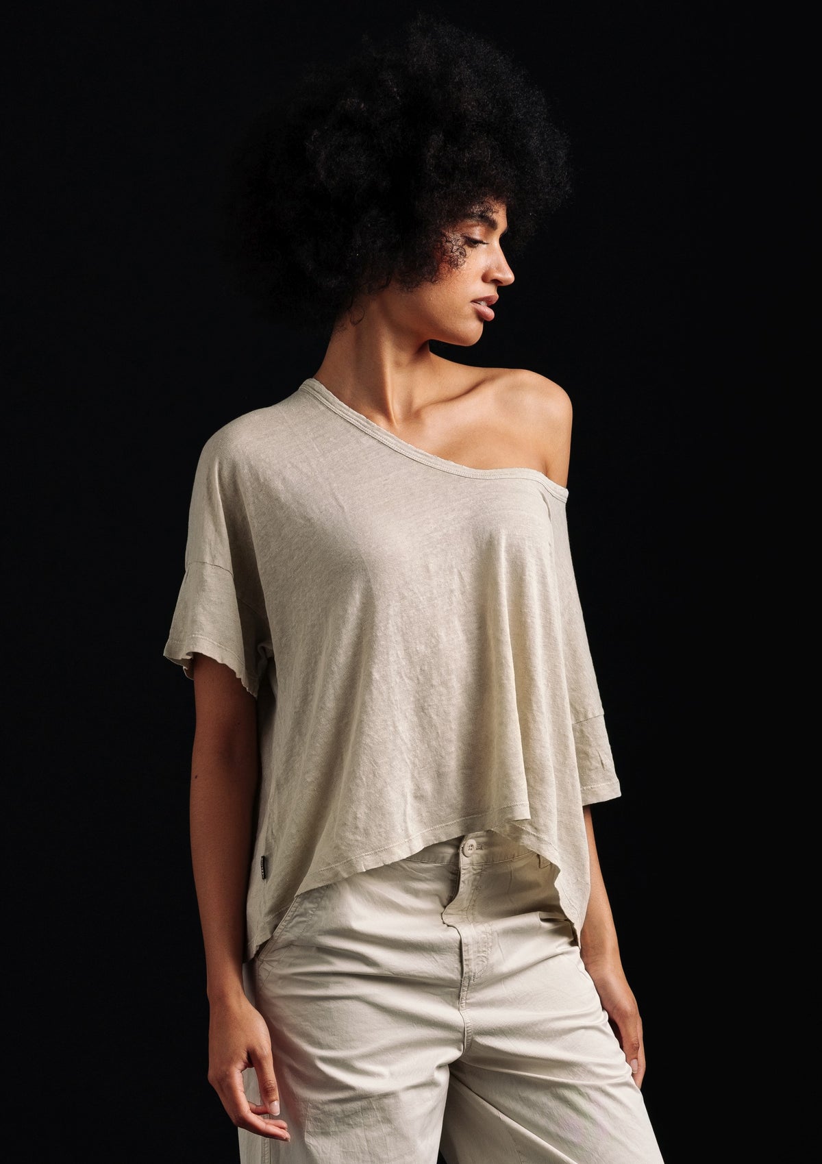 NGUTU LJ - V-NECK T-SHIRT OVER